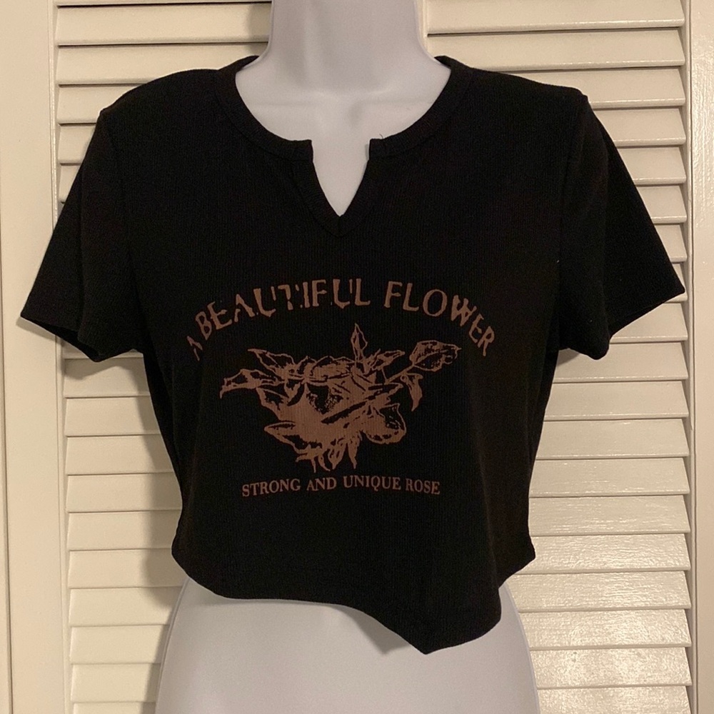 Black graphic tee crop